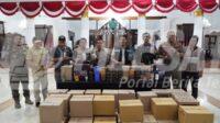 Bupati Sidoarjo H. Subandi bersama unsur Forkopimda, TNI, Polri, Satpol PP, dan instansi terkait menunjukkan barang bukti hasil sidak berupa ratusan botol minuman keras serta puluhan kardus sitaan