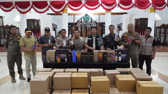 Bupati Sidoarjo H. Subandi bersama unsur Forkopimda, TNI, Polri, Satpol PP, dan instansi terkait menunjukkan barang bukti hasil sidak berupa ratusan botol minuman keras serta puluhan kardus sitaan