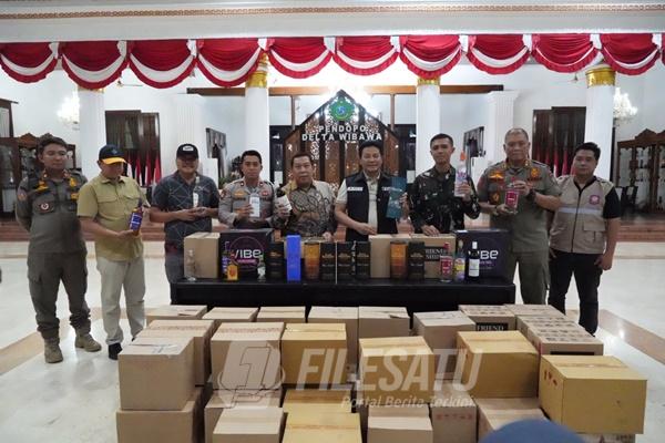 Bupati Sidoarjo H. Subandi bersama unsur Forkopimda, TNI, Polri, Satpol PP, dan instansi terkait menunjukkan barang bukti hasil sidak berupa ratusan botol minuman keras serta puluhan kardus sitaan