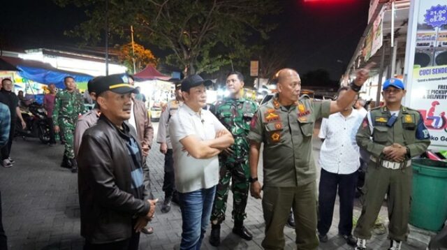 Bupati Sidoarjo Subandi bersama jajaran Satpol PP, TNI, Polri, dan Forkopimda melakukan inspeksi lapangan saat razia minuman keras (miras) ilegal pada malam hari di kawasan pertokoan