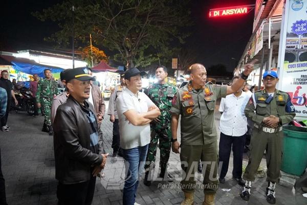 Bupati Sidoarjo Subandi bersama jajaran Satpol PP, TNI, Polri, dan Forkopimda melakukan inspeksi lapangan saat razia minuman keras (miras) ilegal pada malam hari di kawasan pertokoan