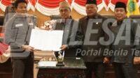 Bupati Sidoarjo Subandi dan Ketua DPRD Abdillah Nasih menunjukkan berkas Raperda Pertanggungjawaban APBD 2025 saat Rapat Paripurna