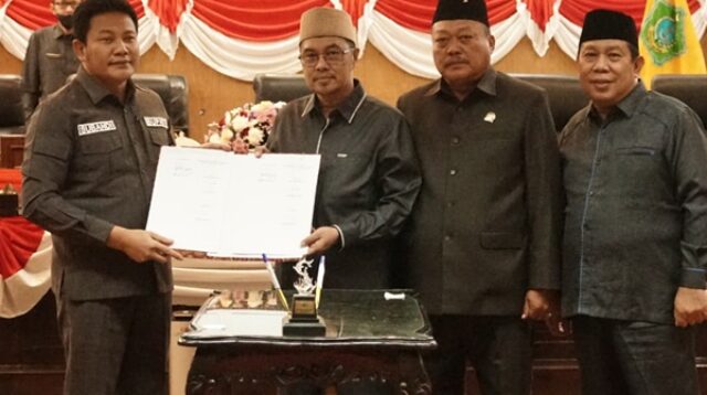 Bupati Sidoarjo Subandi dan Ketua DPRD Abdillah Nasih menunjukkan berkas Raperda Pertanggungjawaban APBD 2025 saat Rapat Paripurna