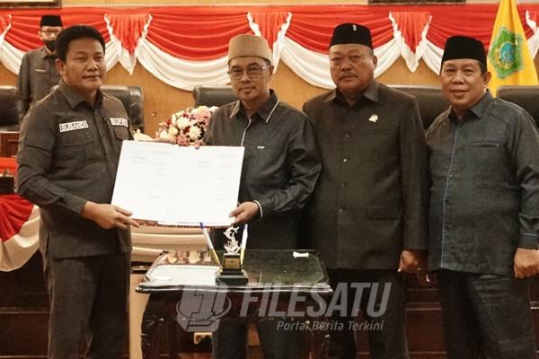 Bupati Sidoarjo Subandi dan Ketua DPRD Abdillah Nasih menunjukkan berkas Raperda Pertanggungjawaban APBD 2025 saat Rapat Paripurna