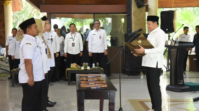 Bupati Subandi saat kukuhkan ratusan Kepala SD dan SMP