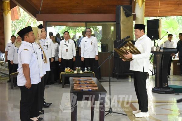 Bupati Subandi saat kukuhkan ratusan Kepala SD dan SMP