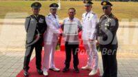 Imam Rosyidi menerima penghargaan Relawan Kemanusiaan saat peringatan HUT ke-81 Kemerdekaan RI, didampingi sejumlah pejabat dan anggota TNI-Polri di lapangan upacara