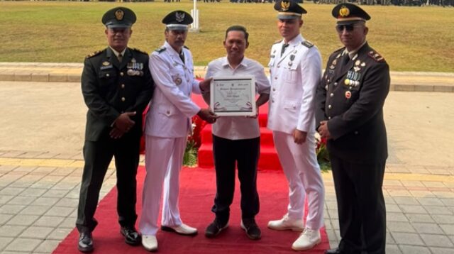 Imam Rosyidi menerima penghargaan Relawan Kemanusiaan saat peringatan HUT ke-81 Kemerdekaan RI, didampingi sejumlah pejabat dan anggota TNI-Polri di lapangan upacara