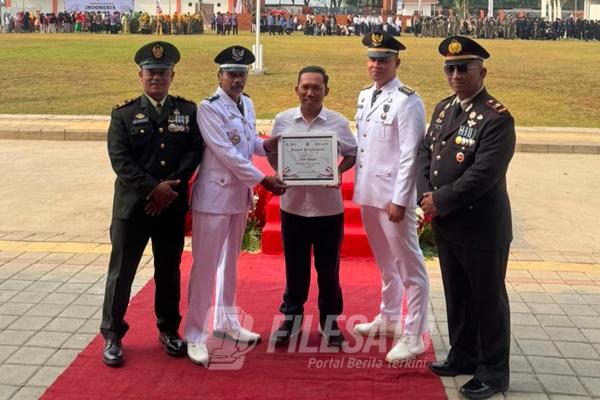 Imam Rosyidi menerima penghargaan Relawan Kemanusiaan saat peringatan HUT ke-81 Kemerdekaan RI, didampingi sejumlah pejabat dan anggota TNI-Polri di lapangan upacara