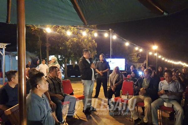 Kapolres OKU AKBP Helmy Tamaela memberikan sambutan dalam acara ramah tamah dan silaturahmi bersama insan pers Baturaja di Taman SSO
