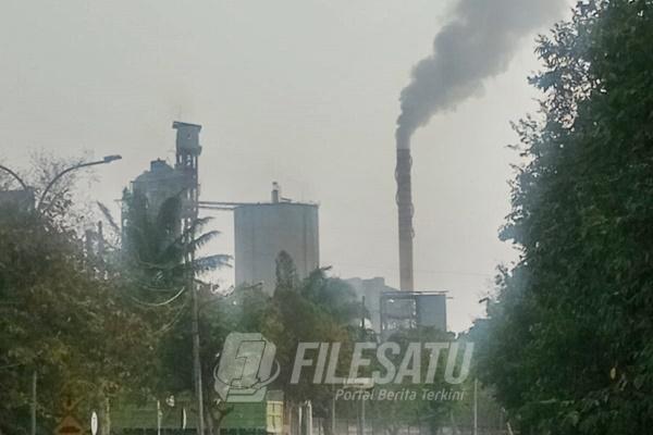 Kepulan Asap Tebal PT Semen Baturaja Jadi Sorotan