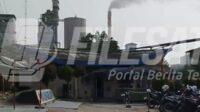 Kepulan asap terlihat keluar dari cerobong pabrik PT Semen Baturaja di tengah kawasan permukiman dan area aktivitas warga Kepulan asap terlihat keluar dari cerobong pabrik PT Semen Baturaja di tengah kawasan permukiman dan area aktivitas warga