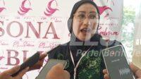 Ketua Panitia milad El-Salma ke 13 Fauzia Laame Memberikan Keterangan Pers di sela sela acara