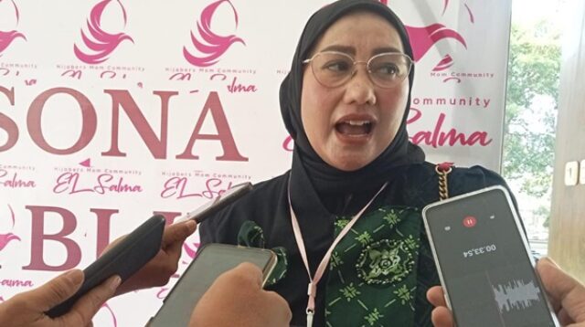 Ketua Panitia milad El-Salma ke 13 Fauzia Laame Memberikan Keterangan Pers di sela sela acara