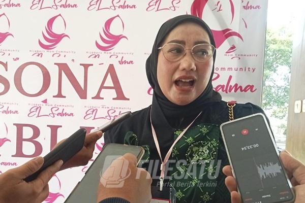 Ketua Panitia milad El-Salma ke 13 Fauzia Laame Memberikan Keterangan Pers di sela sela acara