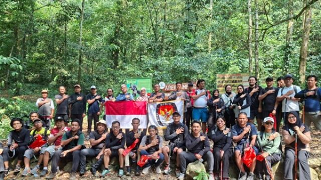 Komisi Pemilihan Umum (KPU) Kabupaten Karawang menggelar kegiatan Fun Hiking di Gunung Sanggabuana, K