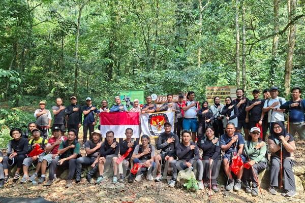 Komisi Pemilihan Umum (KPU) Kabupaten Karawang menggelar kegiatan Fun Hiking di Gunung Sanggabuana, K