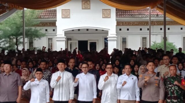Menteri Koordinator Muhaimin Iskandar Lepas 337 PMI Asal Cianjur ke Sektor Formal