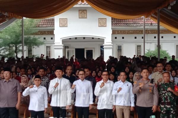 Menteri Koordinator Muhaimin Iskandar Lepas 337 PMI Asal Cianjur ke Sektor Formal