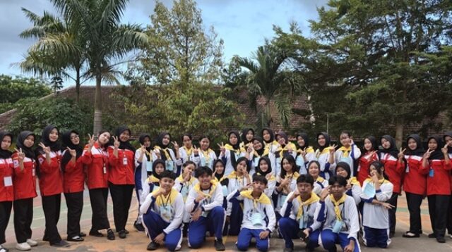 PMR Wira SMKN 1 Jember bersama peserta PMR Madya se-Kabupaten Jember berfoto bersama usai kegiatan persiapan ABHINAYA 2026