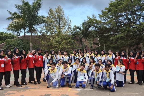 PMR Wira SMKN 1 Jember bersama peserta PMR Madya se-Kabupaten Jember berfoto bersama usai kegiatan persiapan ABHINAYA 2026