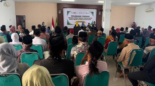Peserta mengikuti pembukaan Pelayanan Terpadu Sidang Isbat Nikah di Kantor PCNU Banyuwangi