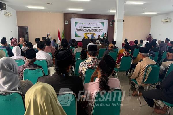 Peserta mengikuti pembukaan Pelayanan Terpadu Sidang Isbat Nikah di Kantor PCNU Banyuwangi