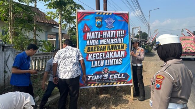 Poster Edukasi Berkendara Aman oleh Polres Jember