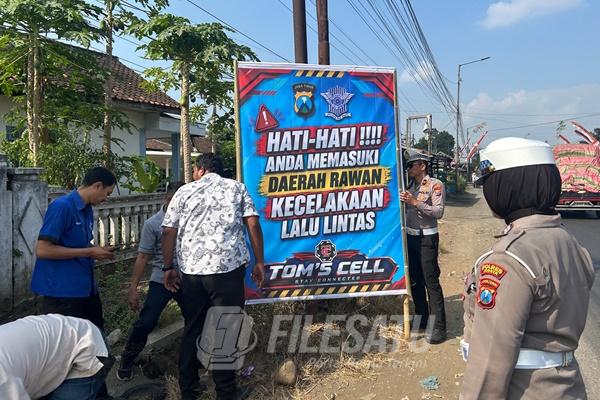 Poster Edukasi Berkendara Aman oleh Polres Jember