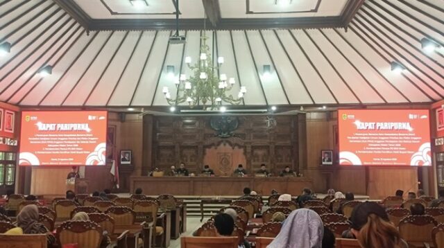 Rapat Paripurna DPRD Kabupaten Klaten di ruang sidang dengan jajaran pimpinan DPRD dan anggota dewan membahas agenda pembentukan Panitia Pemilihan Wakil Bupati Klaten