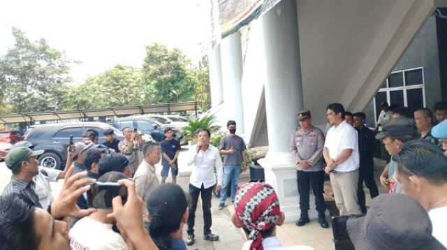 Ratusan massa saat aksi di depan Kantor DPRD Oku