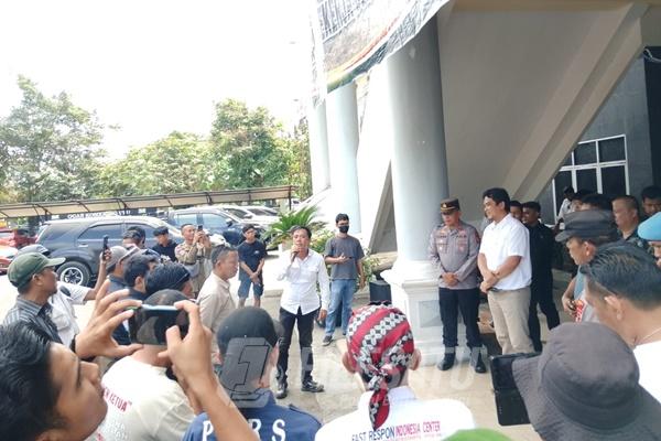 Ratusan massa saat aksi di depan Kantor DPRD Oku