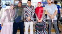 Supono, S.H., bersama istri dan rombongan jemaah umrah Catur Travel berfoto di Stasiun Banyuwangi sebelum berangkat ke Tanah Suci