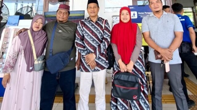 Supono, S.H., bersama istri dan rombongan jemaah umrah Catur Travel berfoto di Stasiun Banyuwangi sebelum berangkat ke Tanah Suci