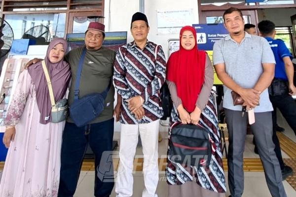 Supono, S.H., bersama istri dan rombongan jemaah umrah Catur Travel berfoto di Stasiun Banyuwangi sebelum berangkat ke Tanah Suci