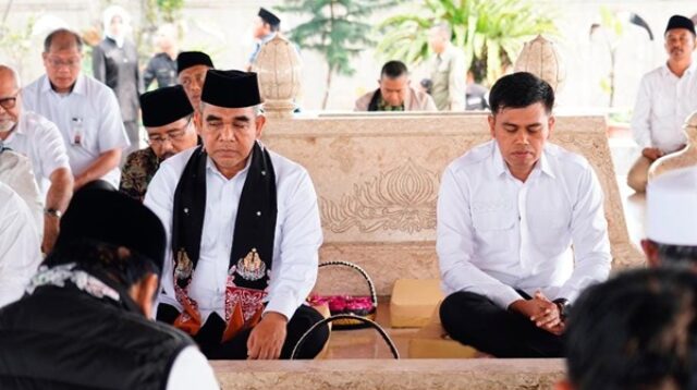 Tampak Ketua MPR RI Ahmad Muzani didampingi Walikota Blitar Mas Ibin, Memimpin Doa Bersama di pusara Sang Proklamator Kemerdekaan Republik Indonesia Bung Karno