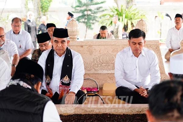 Tampak Ketua MPR RI Ahmad Muzani didampingi Walikota Blitar Mas Ibin, Memimpin Doa Bersama di pusara Sang Proklamator Kemerdekaan Republik Indonesia Bung Karno