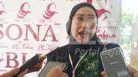 Tampak Ketua Panitia milad El-Salma ke 13 Fauzia Laame Memberikan Keterangan Pers di sela sela acara
