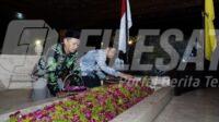 Tampak Walikota Blitar Syauqul Muhibbin dan Ketua DPRD Kota Blitar dr. Syahrul Alim tabur bunga di pusara Presiden Pertama RI Soekarno