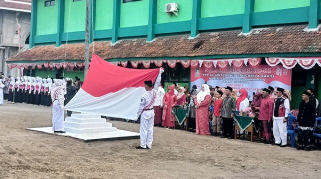 Upacara HUT RI ke-81 di Yayasan Al-Muttaqien Pancasila Sakti Klaten dengan petugas mengibarkan bendera Merah Putih, disaksikan para santri, guru, dan tamu undangan