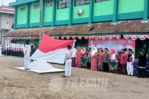 Upacara HUT RI ke-81 di Yayasan Al-Muttaqien Pancasila Sakti Klaten dengan petugas mengibarkan bendera Merah Putih, disaksikan para santri, guru, dan tamu undangan