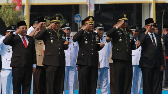Upacara HUT ke-81 Kemerdekaan RI di Jember diikuti jajaran Forkopimda, TNI-Polri, dan pejabat daerah dengan sikap hormat