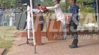 Upacara HUT ke-81 Kemerdekaan RI di Kecamatan Arjawinangun dengan Camat Arjawinangun menyerahkan bendera Merah Putih kepada petugas pengibar bendera, disaksikan peserta upacara