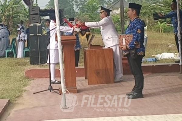 Upacara HUT ke-81 Kemerdekaan RI di Kecamatan Arjawinangun dengan Camat Arjawinangun menyerahkan bendera Merah Putih kepada petugas pengibar bendera, disaksikan peserta upacara
