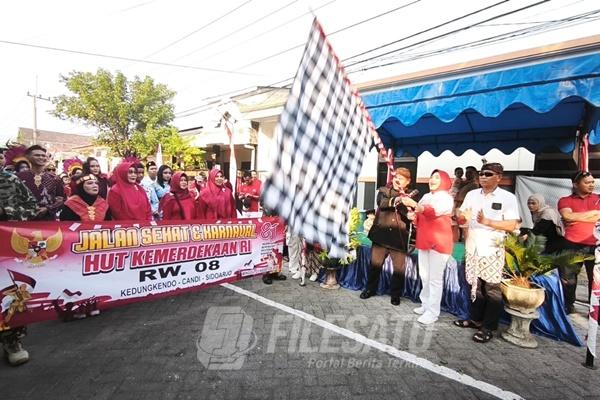 Wabup Mimik Idayana saat melepas Karnaval Jala Griya
