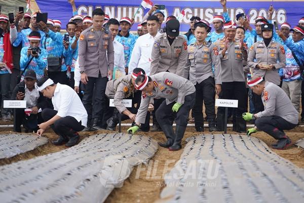 Waka Polri Pimpin Langsung Penanaman Perdana Bawang Putih Serentak