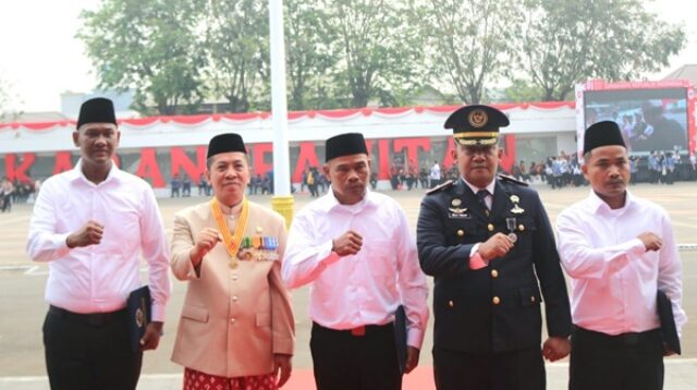 Warga Binaan yang mendapat remisi HUT RI ke 81 bersama Bupati dan Kalapas Karawang