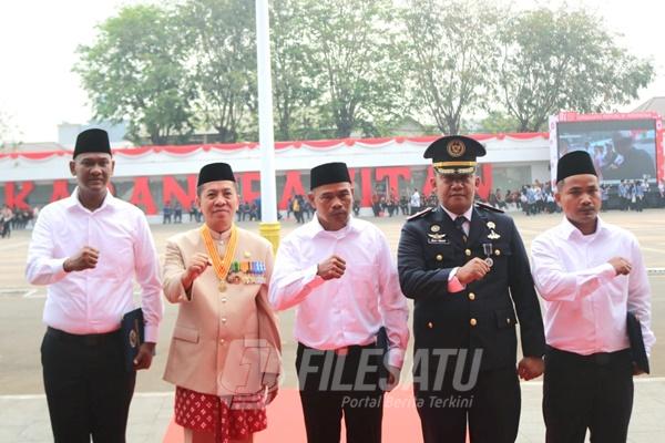Warga Binaan yang mendapat remisi HUT RI ke 81 bersama Bupati dan Kalapas Karawang