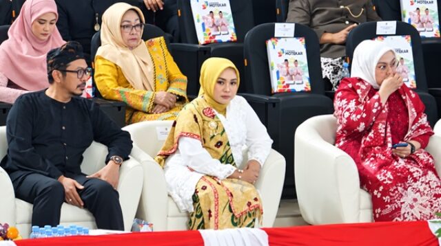 Anggota Komisi I DPRD Jabar Hj. SRi Rahayu Agustina, SH (tengah)