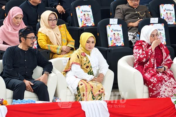 Anggota Komisi I DPRD Jabar Hj. SRi Rahayu Agustina, SH (tengah)